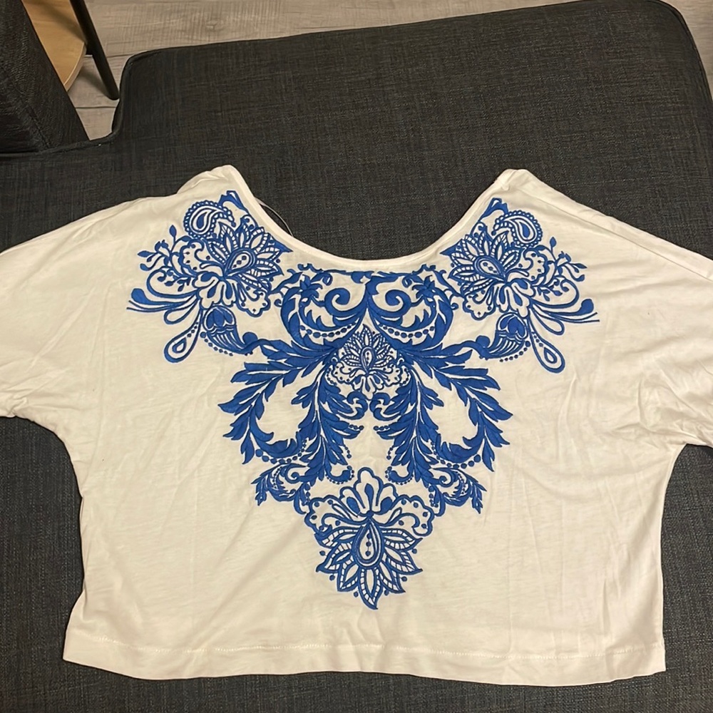 Cropped white embroidered shirt